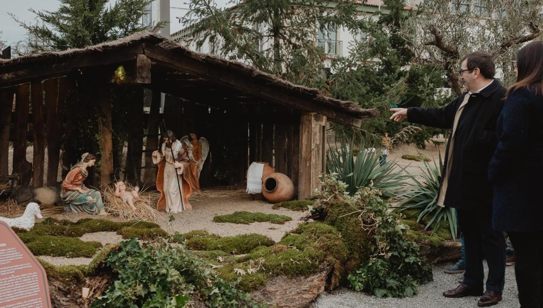 En la Foto el alcalde de Sabugal ,Vitor Proença, contempla el belen natural /foto_Presépio