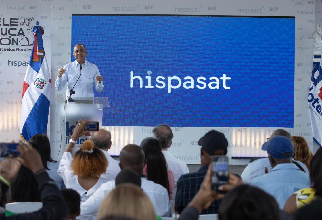 Nelson Arroyo, presidente del Consejo Directivo del Instituto Dominicano de las Telecomunicaciones (INDOTEL), habla en la ceremonia en la escuela Los Montones, donde el gobierno dominicano e HISPASAT dejan instaladas aulas digitales vía Satélite, para impulsar la educación en zonas remotas con la que se beneficiarán a 300 estudiantes, hoy en Los Montones (República Dominicana).EFE/ Orlando Barría