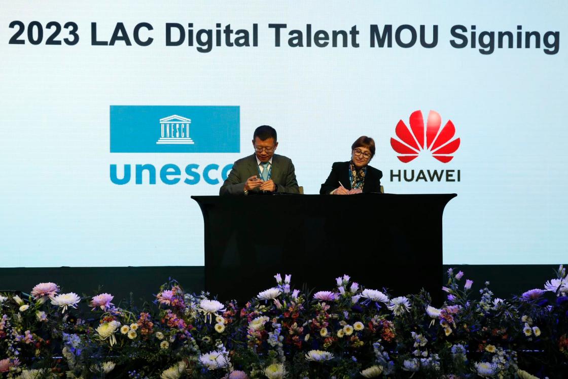 El vicepresidente para Latinoamérica de Huawei, Micahel Xue (i) y la directora de la Oficina Regional de Educación para América Latina y el Caribe de la UNESCO en Chile, Claudia Uribe (d), firman hoy un acuerdo para cooperar en el desarrollo del talento digital en LAC durante el foro regional ICT Talent Summit en Bogotá (Colombia).EFE/ Carlos Ortega