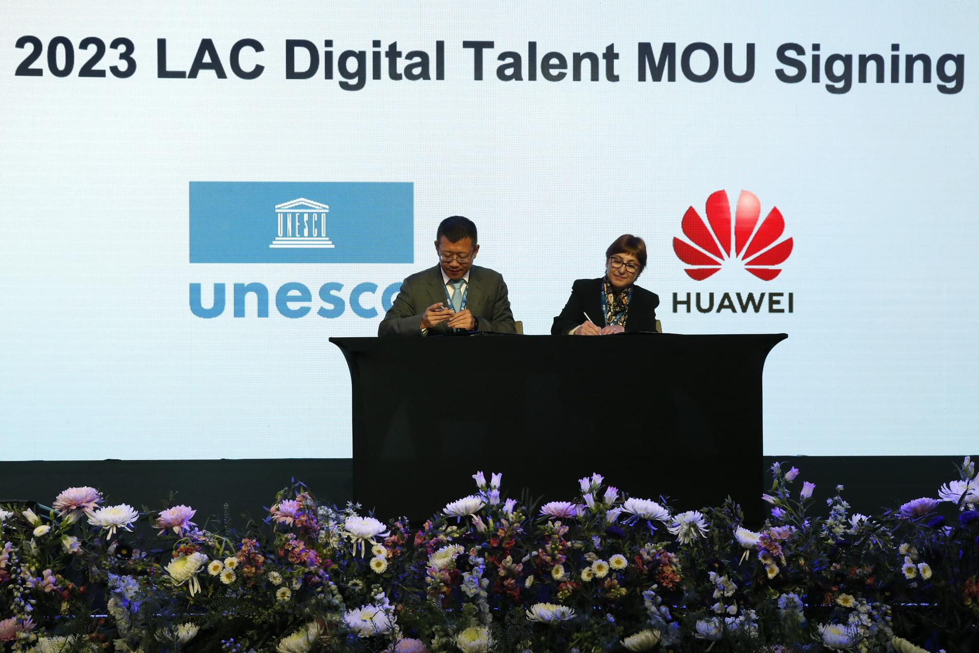 El vicepresidente para Latinoamérica de Huawei, Micahel Xue (i) y la directora de la Oficina Regional de Educación para América Latina y el Caribe de la UNESCO en Chile, Claudia Uribe (d), firman hoy un acuerdo para cooperar en el desarrollo del talento digital en LAC durante el foro regional ICT Talent Summit en Bogotá (Colombia).EFE/ Carlos Ortega