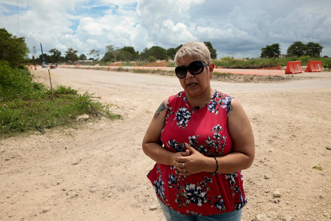 La asesora comunitaria María Luisa Villareal habla sobre el impacto en la región de la construcción del Tren Maya, durante una entrevista con EFE, en la ciudad de Bacalar, estado de Quintana Roo (México). EFE/ José Méndez 