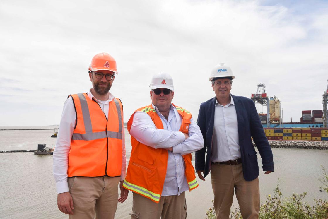 El gerente general de la Terminal Cuenca del Plata (TCP), Kenny Pauwels (i), el gerente del proyecto de expansión de la TCP, Carl Trickle (c), y el presidente de la Administración Nacional de Puertos de Uruguay, Juan Curbelo, posan durante una entrevista con EFE en Montevideo (Uruguay). EFE/ Sofía Torres