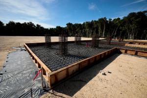 Fotografía de los trabajos de construcción de las instalaciones del Tren Maya en los Tramos 5, 6, y 7, que comprenden las ciudades de Cancún, Playa del Carmen, Tulum y Chetumal, en el estado mexicano de Quintana Roo (México). EFE/José Méndez
