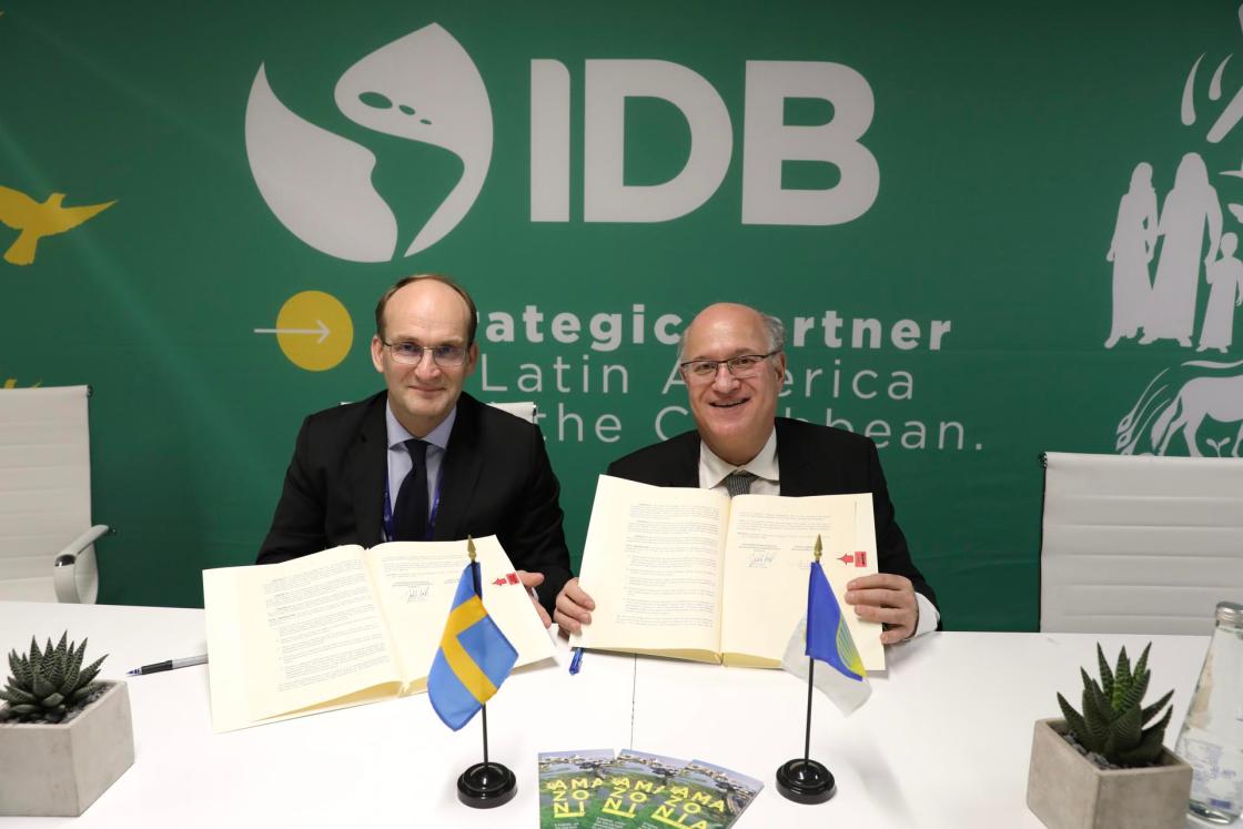 El director general de ASDI, Jakob Granit (i), y el presidente del BID, Ilan Goldfajn, tras la firma de la carta de intención para garantizar la capacidad de financiamiento del programa Amazonía Siempre, centrado en fomentar la biodiversidad y sostenibilidad de esta región. EFE/BID/IMAGEN CEDIDA/CRÉDITOR OBLIGATORIO