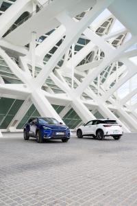 Val​ència, 13 Dic (EFE).- ​Lexus espera vender en España, durante el próximo 2024, ​3.000 unidades del LBX, su nuevo crossover compacto, cifra que supone un 35 % del total de vehículos que la marca japonesa de automóviles pondrá a la venta en nuestro país. Diseñado específicamente para impactar en el mercado europeo de la gente joven preocupada por el estilo, el LBX representa la nueva apuesta de Lexus para competir en la categoría de los SUVs de menor tamaño y penetrar en un segmento de usuarios hasta ahora inexplorado. Lexus aspira a que este nuevo híbrido autorrecargable con motor de 1,5 litros se convierta en el modelo de referencia de la gama de Lexus en Europa, territorio en el que trabaja con una estimación de ventas de 25.OOO unidades para ​​el próximo año, que serán ​mayormente absorbidas por el Reino Unido, principal mercado de Lexus en el continente.- EFE/Daniel Reinhardt/LEXUS