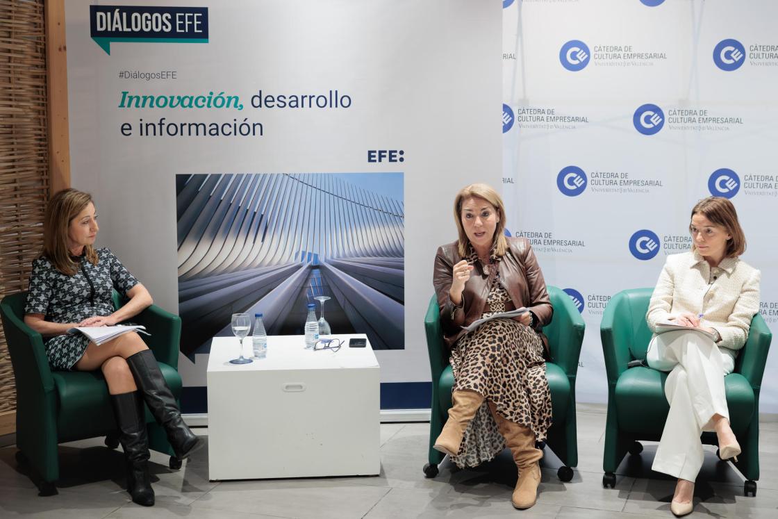 La investigadora del proyecto GEM Comunitat Valenciana y profesora de la Universidad Miguel Hernández de Elche, Marina Estrada (i), la vicepresidenta segunda del Gobierno valenciano y consellera de Servicios Sociales, Igualdad y Vivienda, Susana Camarero (c) y con la gerente de Comunicación, Asuntos Públicos y Sostenibilidad de Coca-Cola Europacific Partners Iberia Área Este, Igone Bartomeu, durante el encuentro informativo ‘Desayunos EFE: Mujer y emprendimiento en la España vaciada’. EFE/Biel Aliño