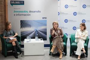 La investigadora del proyecto GEM Comunitat Valenciana y profesora de la Universidad Miguel Hernández de Elche, Marina Estrada (i), la vicepresidenta segunda del Gobierno valenciano y consellera de Servicios Sociales, Igualdad y Vivienda, Susana Camarero (c) y con la gerente de Comunicación, Asuntos Públicos y Sostenibilidad de Coca-Cola Europacific Partners Iberia Área Este, Igone Bartomeu, durante el encuentro informativo ‘Desayunos EFE: Mujer y emprendimiento en la España vaciada’. EFE/Biel Aliño