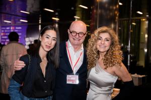 BARCELONA, 19/12/2023.- Philippe Gelder, CEO de Producto del Año Worlwide, posa junto a su acompañante y a la presentadora Blanca Gener, durante la celebración de la vigésima cuarta edición del Gran Premio a la Innovación en Barcelona. La vigésima cuarta edición del Gran Premio a la Innovación ha reconocido 50 innovaciones como Producto del Año 2024, donde los grandes protagonistas han sido el cuidado de la salud y del medioambiente, la alimentación proteica, y los electrodomésticos de máxima eficiencia y conectividad. EFE/Organización del Gran Premio a la Innovación SOLO USO EDITORIAL/SOLO DISPONIBLE PARA ILUSTRAR LA NOTICIA QUE ACOMPAÑA (CRÉDITO OBLIGATORIO)
