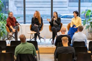 Peter Bodenheimer (i) de la firma Unstuck innovation consultancy, Kristen (2-i), Rachel Atcherson (2-d) y Caroline Marl (d) hablan durante un evento del Basque Culinary Center (BCC) celebrado hoy en Nueva York (EEUU). EFE/Ángel Colmenares