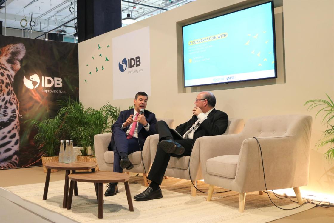 El presidente de Paraguay, Santiago Peña (i), destacó este sábado, en el marco de la COP28 de Dubái, que el objetivo del país es avanzar en un modelo sustentable que les permita mantener una posición de liderazgo en el sector de las energías renovables. EFE/José Miguel Pascual Labrador