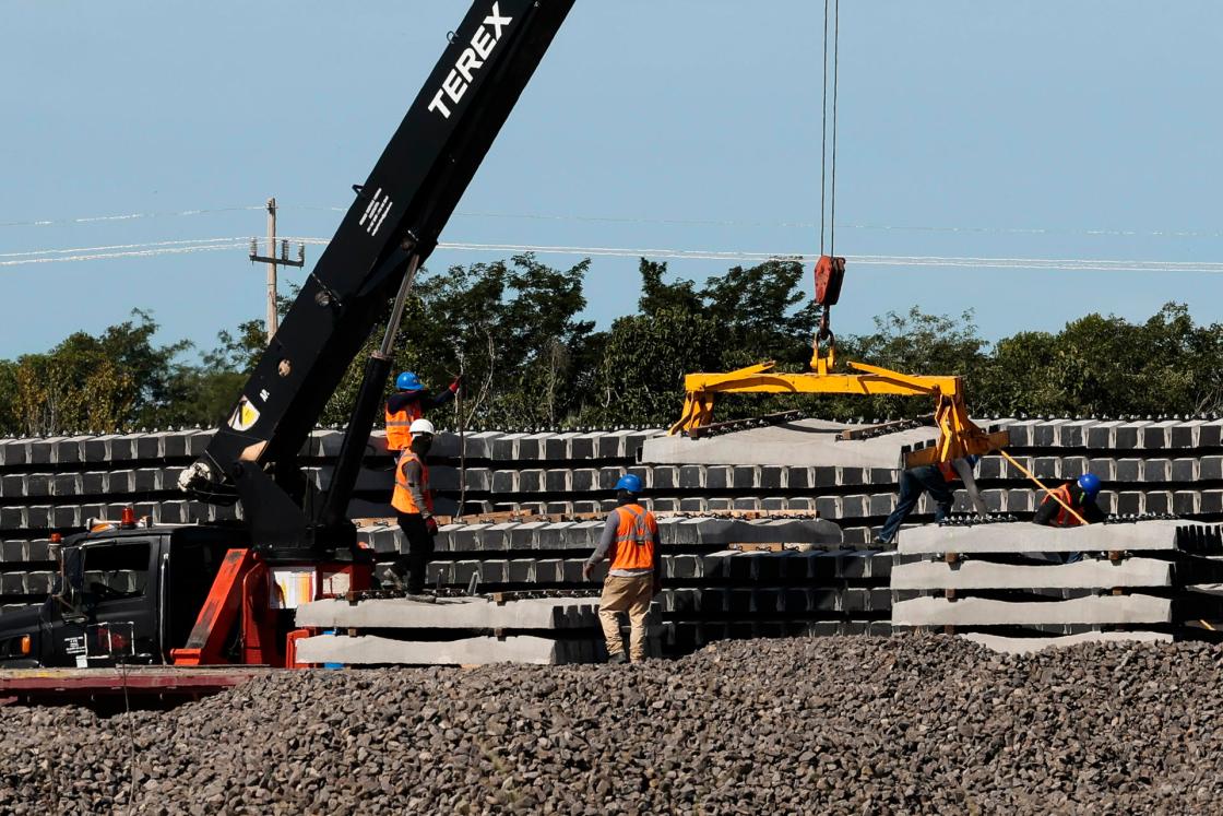 Fotografía de los trabajos de construcción de las instalaciones del Tren Maya en los Tramos 5, 6, y 7, que comprenden las ciudades de Cancún, Playa del Carmen, Tulum y Chetumal, en el estado mexicano de Quintana Roo (México). EFE/José Méndez