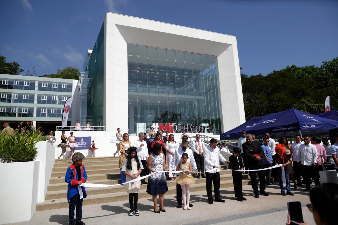 El presidente de Panamá, Laurentino Cortizo (c-i), y la ministra de Cultura, Giselle González (3-i), inauguran hoy junto a varios niños la Ciudad de las Artes, en Ciudad de Panamá (Panamá). EFE/ Bienvenido Velasco
