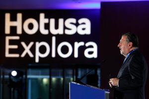 MADRID, 22/01/2024.- El presidente del Grupo Hotusa, Amancio López inaugura con su discurso el Foro Hotusa Explora este lunes en Madrid y que supone el pistoletazo de salida a una intensa semana en el sector marcada por el arranque el próximo miércoles de la feria internacional Fitur 2024. EFE/JJ Guillén