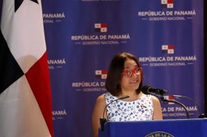 La ministra de Cultura de Panamá, Giselle González, pronuncia hoy un discurso durante la inauguración de la Ciudad de las Artes, en Ciudad de Panamá (Panamá). EFE/ Bienvenido Velasco