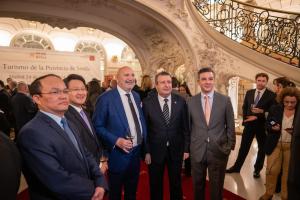 MADRID, 24/01/2024.- El presidente de la Diputación de Sevilla Javier Fernández de los Ríos (2d), junto a la representación diplomática, en la gala de presentación del destino turístico de Sevilla al cuerpo diplomático, hoy miércoles en el Casino de Madrid, dentro de las actividades de Fitur. EFE/FERNANDO VILLAR