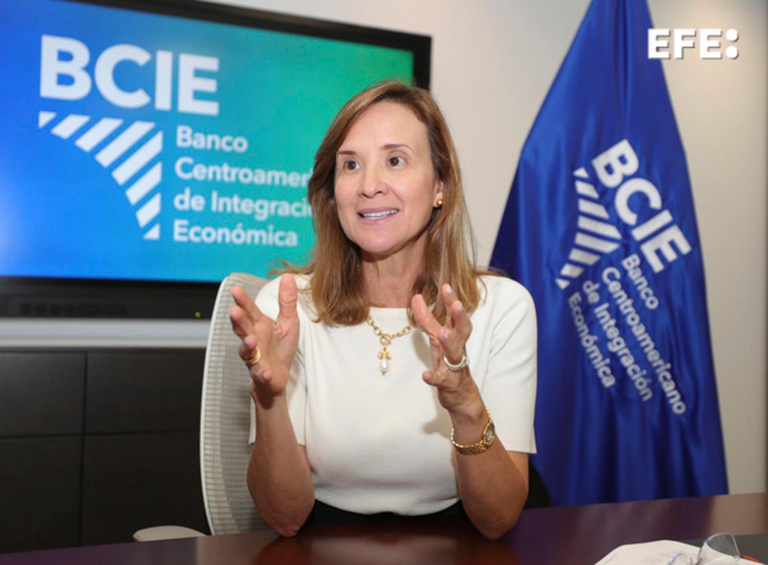 La presidenta del Banco Centroamericano de Integración Económica (BCIE), Gisela Sánchez, habla durante una entrevista con EFE el 30 de enero de 2024, en Tegucigalpa (Honduras). EFE/ Gustavo Amador