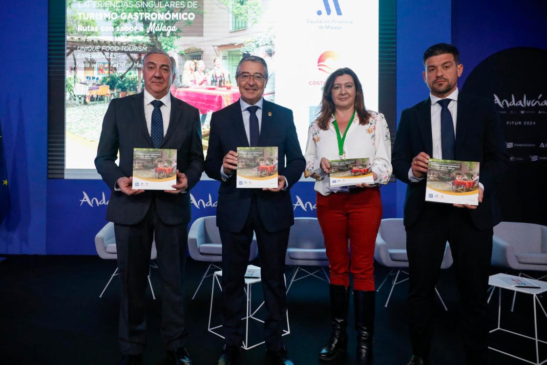 MADRID, 24/01/2024.-  El presidente de la Diputación de Málaga y "Turismo Costa del Sol", Francisco Salado  (2i), posa junto a Esperanza González (2d), consejera delegada de Turismo Costa del Sol, y a Antonio Díaz (i), director general de Turismo Costra del Sol, entre otros, tras una rueda de prensa sobre el mercado nacional del Patronato de Turismo de la Costa del Sol, este miércoles en la jornada inaugural de FITUR 2024, en las instalaciones de IFEMA, en Madrid. EFE/David Fernández