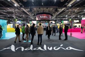 MADRID, 24/01/2024.- Varios profesionales visitan el espacio dedicado a Andalucía en Fitur 2024, este miércoles. Andalucía desembarca en Fitur, la primera gran feria turística de 2024, tras firmar en 2023 el mejor año de la historia para el sector, y lo hace con un innovador espacio de más de 6.5000 metros de superficie, 1.200 metros más que el año anterior, en el que ha invertido más de 3,3 millones de euros. EFE/ Fernando Villar