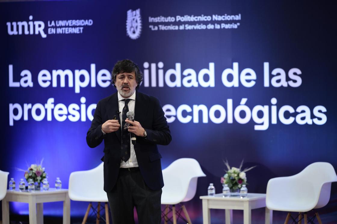 El director de la Escuela Superior de Ingeniería y Tecnología de la Universidad Internacional de La Rioja (UNIR), Jorge Torres Jiménez, habla hoy durante el foro "La empleabilidad de las profesiones tecnológicas", que se realiza en el Instituto Politécnico Nacional en Ciudad de México (México). EFE/José Méndez