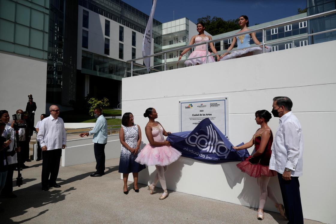 El presidente de Panamá, Laurentino Cortizo (d), y la ministra de Cultura, Giselle González (i), presentan hoy junto a varias bailarinas una placa en la recién inaugurada Ciudad de las Artes, en Ciudad de Panamá (Panamá). EFE/ Bienvenido Velasco 