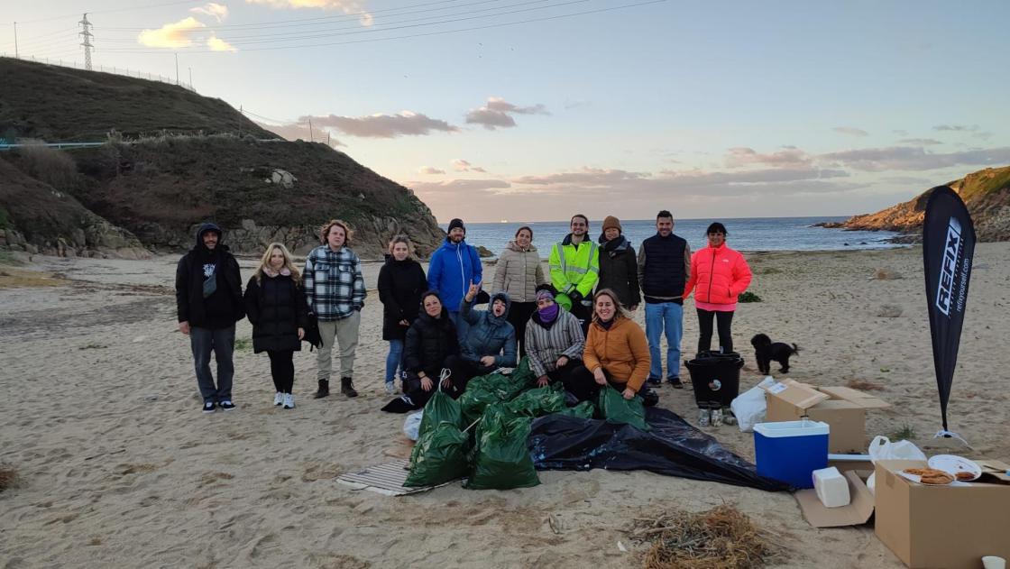 Pie de foto: Limpieza en Playa Cabeiro    Autor: REFIX