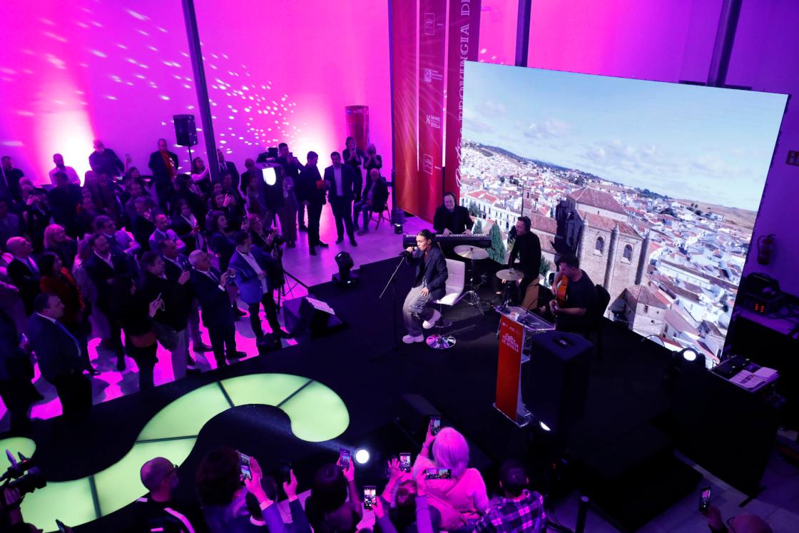 MADRID, 23/01/2024.- La cantante Marta Soto actúa este martes durante el acto de presentación de la campaña "Destino Provincia de Sevilla" por parte de la Diputación de Sevilla en el contexto del Fitur 2024, en la Casa de las Alhajas, en Madrid. EFE/David Fernández