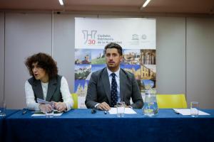 MADRID, 25/01/2024.- El presidente del grupo de "Ciudades Patrimonio" de España y alcalde de La Laguna, Luís Yeray Gutiérrez (d),junto a la alcaldesa de Santiago de Compostela, Goretti Sanmartín (i), durante la Asamblea de Ciudades Patrimonio de la Humanidad, en el marco de la Feria Internacional de Turismo "Fitur 2024", este jueves en Madrid. EFE/David Fernández
