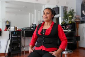 Eva Haro, una mujer divorciada que construyó desde cero su propia peluquería con spa y centro de belleza, posa para EFE en Quito (Ecuador). EFE/ José Jácome
