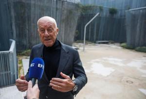 MADRID, 22/01/2024.- El arquitecto británico Norman Foster se dirige a la Agencia Española de Noticias EFE antes de la presentación del Programa Ciudades Sostenibles celebrada en Madrid, España, el 22 de enero de 2024. EFE/David Fernandez