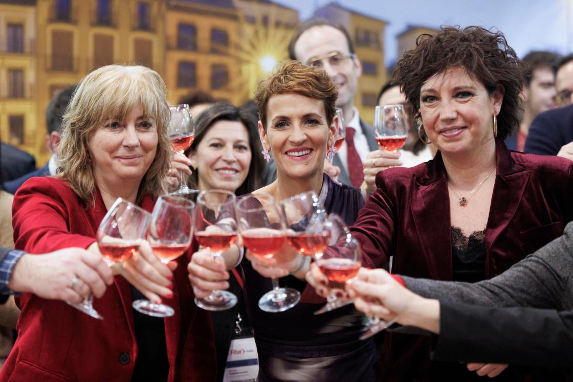MADRID, 26/01/2024.- La presidenta de Navarra, Maria Chivite (c), durante la inauguración del stand de la región en FITUR en Madrid, el 26 de Enero de 2024. EFE/Sergio Pérez
