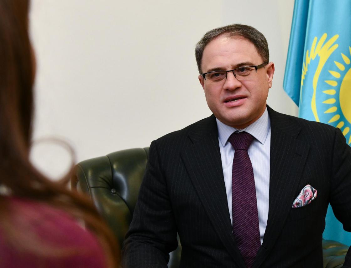 Astaná, 24/01/2024.- El viceministro de Asuntos Exteriores de KazajIstán, Roman Vassilenko, en una entrevista con EFE en la que habló de la Ruta de Transporte Internacional Transcaspio y del objetivo de Kazajstán de reforzar su posición como país de tránsito. "Aproximadamente el 85 % de todo el tráfico terrestre de China a Europa pasa por Kazajistán", destacó el diplomático, que señaló que el año pasado el flujo total de cargas por territorio kazajo ascendió a 895 millones de toneladas. EFE/Ministerio de Asuntos Exteriores kazajo/CREDITO OBLIGATORIO.