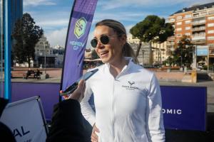 MADRID, 18/01/2024.- La hermana del tenista Rafa Nadal y directora de marketing de la "Rafa Nadal Academy", Maribel Nadal, visita este jueves la pista de pádel instalada en la Plaza de Colón de Madrid para promocionar el "Hexagon Cup", torneo de pádel que se disputará en la capital de España del 31 de enero al 4 de febrero. EFE/David Fernández