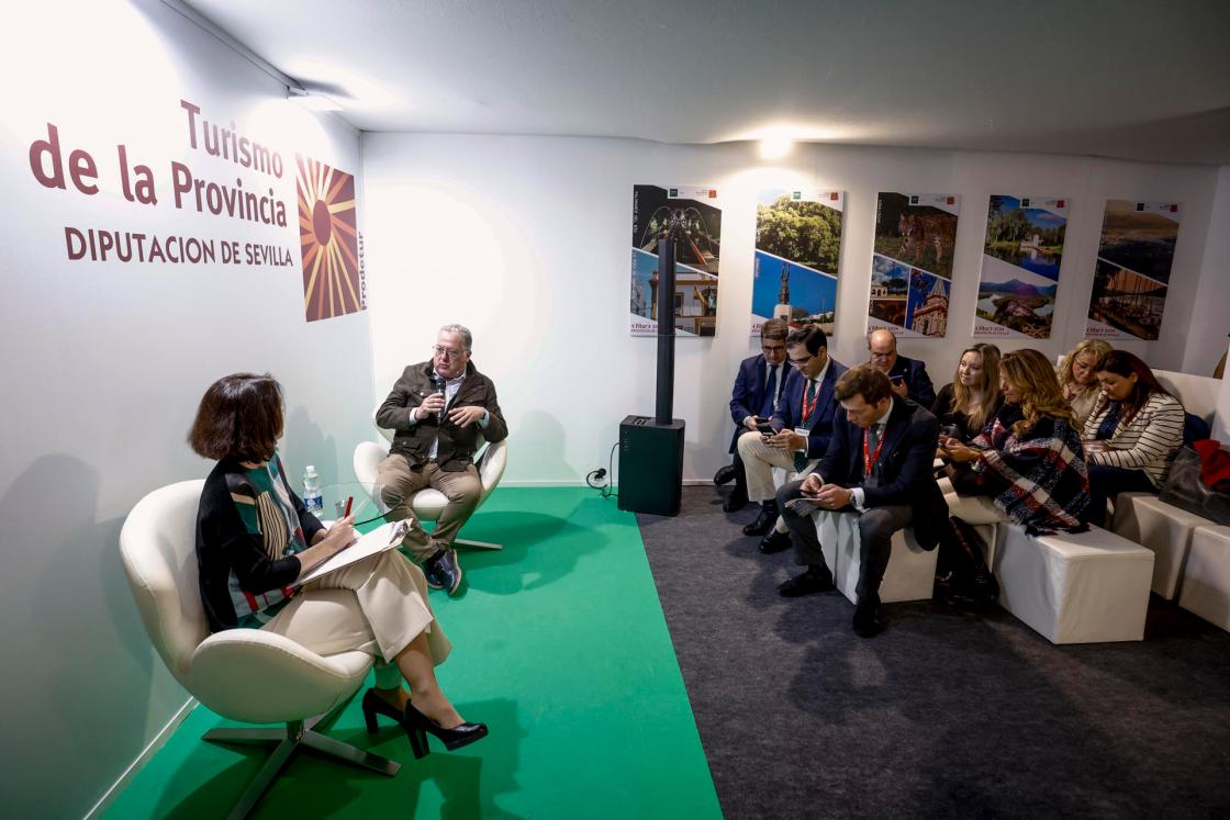 MADRID, 25/01/2024.- Presentación de municipios en el stand de la Diputación de Sevilla este jueves en la Feria Internacional de Turismo (Fitur), que se celebra en Madrid. EFE/ Sergio Pérez