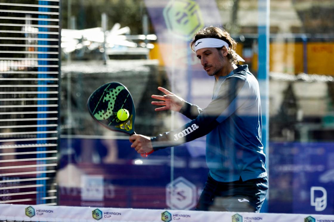 MADRID, 18/01/2024.- El ex jugador de tenis Feliciano López (2i) visita este jueves la pista de pádel instalada en la Plaza de Colón de Madrid para promocionar el "Hexagon Cup", torneo de pádel que se disputará en la capital de España del 31 de enero al 4 de febrero. EFE/David Fernández