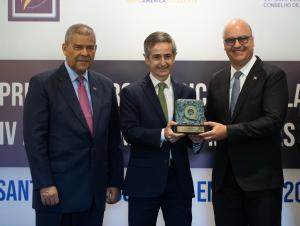 El CEO de Iberdrola México, Enrique Alba (c) recibe hoy, el Premio Iberoamericano de la Calidad en la categoría Oro por su excelencia operativa por parte del ministro de Administración Pública Darío Castillo (i) y el ministro Administrativo dela Presidencia Igor Rodríguez (d), en Santo Domingo (República Dominicana). EFE/Orlando Barría