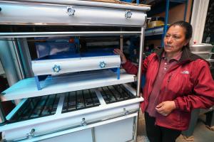 Elsa Paredes habla con EFE desde su puesto de cocinas industriales en el Mercado de San Roque, en Quito (Ecuador). EFE/ José Jácome