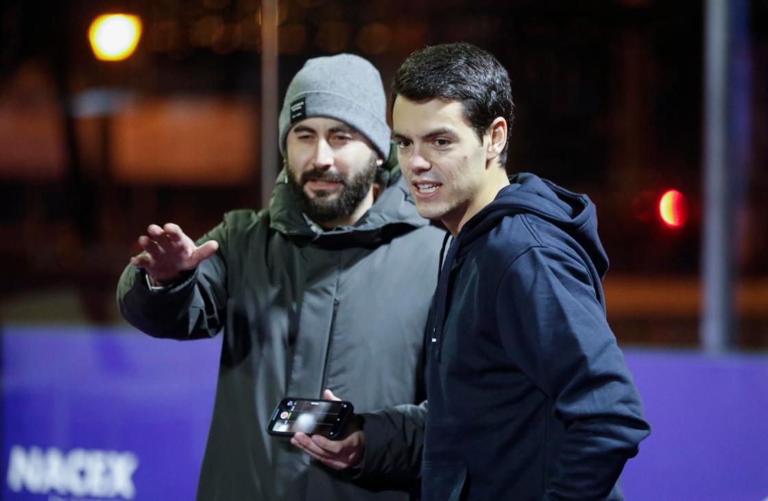 MADRID, 20/01/2024. El jugador de pádel Coki Nieto, durante si visita hoy sábado a la pista de pádel instalada en la Plaza de Colón de Madrid, para promocionar el "Hexagon Cup", torneo de pádel que se disputará en la capital de España del 31 de enero al 4 de febrero. EFE/David Fernández.