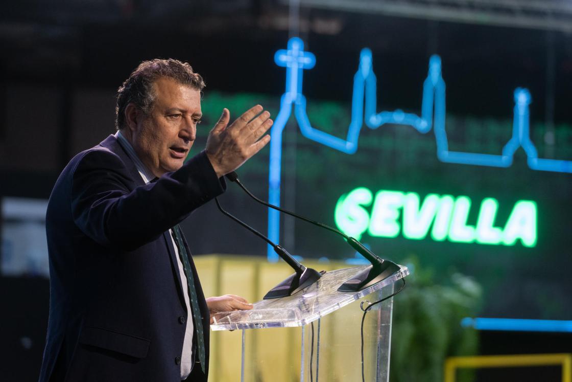 MADRID, 24/01/2024.- El alcalde de Sevilla, José Luis Sanz, interviene en la inauguración del pabellón de la comunidad andaluza en la Feria Internacional de Turismo, Fitur 2024, este miércoles en el recinto ferial Ifema de Madrid. EFE/FERNANDO VILLAR