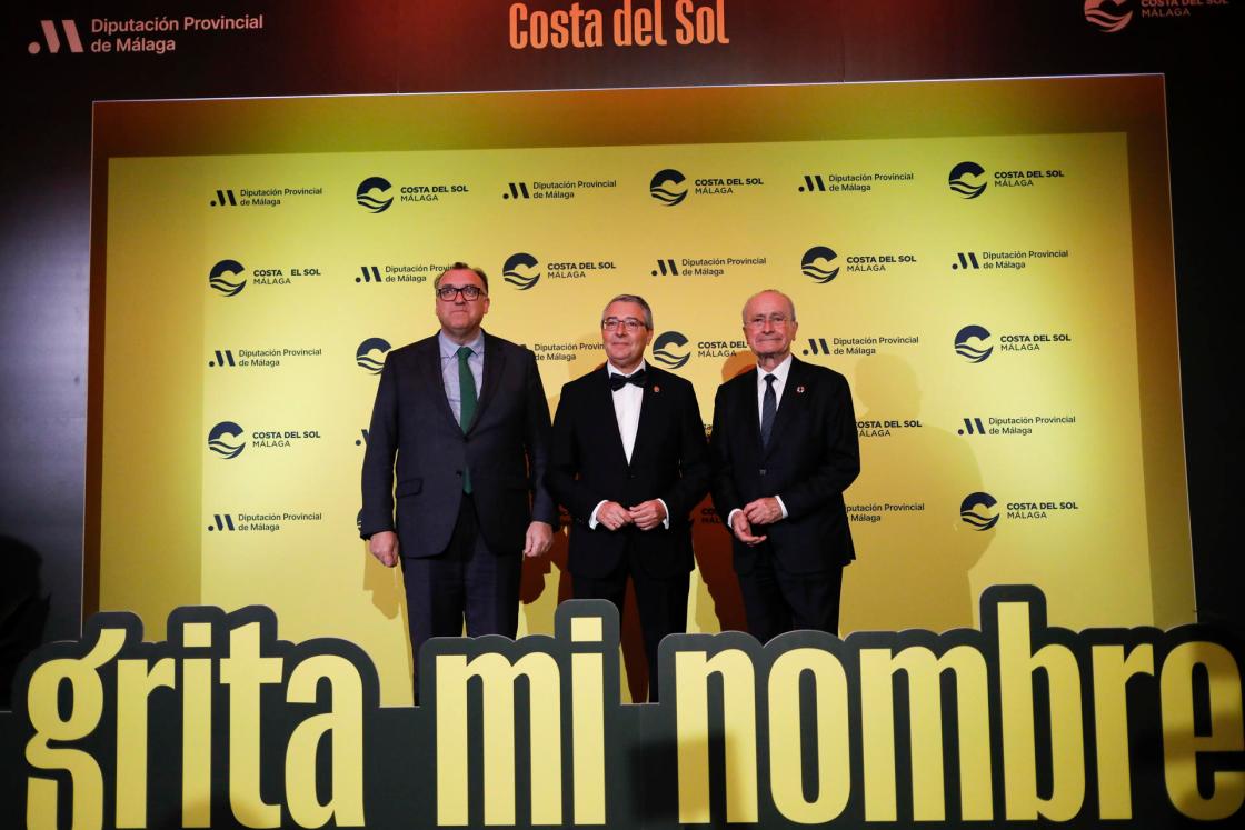 MADRID, 24/01/2024.- El presidente de la Diputación de Málaga y "Turismo Costa del Sol", Francisco Salado (c), y el alcalde malagueño, Antonio de la Torre (d), posan este miércoles durante el acto de presentación de la campaña "Grita mi nombre" en el contexto de la feria internacional de Turismo Fitur 2024, en Madrid. EFE/David Fernández