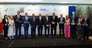 El CEO de Iberdrola México, Enrique Alba (d) y la directora de Planificación y Sostenibilidad de Iberdrola México Katya Somohano (i), posan luego de recibir el Premio Iberoamericano de la Calidad en la categoría Oro por su excelencia operativa, hoy en Santo Domingo (República Dominicana). EFE/Orlando Barría