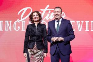 MADRID, 23/01/2024.- La vicepresidenta primera del gobierno, María Jesús Montero, posa junto al presidente de la Diputación de Sevilla, Javier Fernández, este martes durante el acto de presentación de la campaña "Destino Provincia de Sevilla" por parte de la Diputación de Sevilla en el contexto del Fitur 2024, en la Casa de las Alhajas, en Madrid. EFE/David Fernández