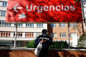 Imagen de archivo de un hombre con mascarilla en el exterior de un centro sanitario en Madrid EFE/Rodrigo Jiménez