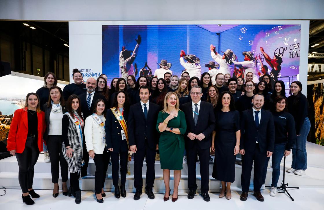 MADRID, 26/01/2024.- Eduardo Dolón, alcalde de Torrevieja, y Nuria Montes, consejera de Turismo de la Comunidad Valenciana y Antonio Pérez, presidente de la Diputación de Alicante, posan par ala foto de familia durante la presentación del 70 aniversario del "Certamen Internacional de habaneras y polifonía" de Torrevieja, en la feria internacional de Turismo Fitur 2024, en las instalaciones de IFEMA, este viernes en Madrid. EFE/David Fernández