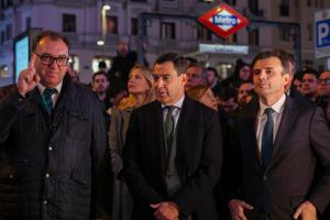 MADRID, 23/01/2024.- El presidente de Andalucía, Juanma Moreno (c) y el consejero de Turismo, Arturo Bernal (i) en su asistencia a un acto promocional del turismo en Andalucía, este martes en la Plaza del Callao, en Madrid. EFE/ Kiko Huesca