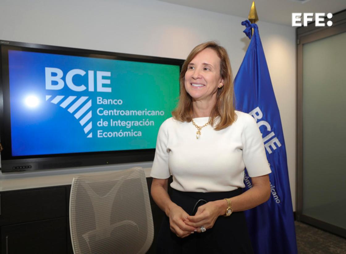 La presidenta del Banco Centroamericano de Integración Económica (BCIE), Gisela Sánchez, habla durante una entrevista con EFE el 30 de enero de 2024, en Tegucigalpa (Honduras). EFE/ Gustavo Amador