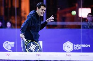 MADRID, 20/01/2024. El jugador de pádel Coki Nieto, durante si visita hoy sábado a la pista de pádel instalada en la Plaza de Colón de Madrid, para promocionar el "Hexagon Cup", torneo de pádel que se disputará en la capital de España del 31 de enero al 4 de febrero. EFE/David Fernández.