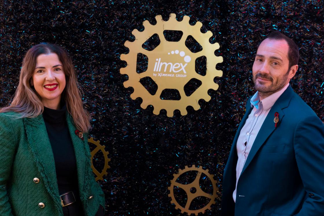 Cristina Domínguez López (i) y Fernando Cabrera (d), del departamento de Exportación de Ilmex, compañía a través de la cual participa la empresa de iluminación cordobesa Ximenez Group, posan en el stand de Ilmex, este sábado durante el Feria de Christmasworld, en el pabellón de exposiciones de Messe en Fráncfort (Alemania). EFE/Andre Pain 