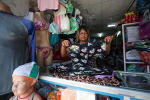 Daniela Morocho posa para fotos desde su negocio de ropa de baño en Quito (Ecuador). EFE/ José Jácome