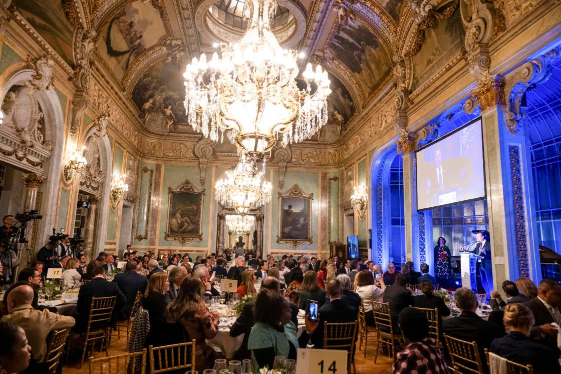 MADRID, 24/01/2024.- El presidente de la Diputación de Sevilla Javier Fernández de los Ríos (d) pronuncia unas palabras en la gala de presentación del destino turístico de Sevilla al cuerpo diplomático, hoy miércoles en el Casino de Madrid, dentro de las actividades de Fitur. EFE/FERNANDO VILLAR