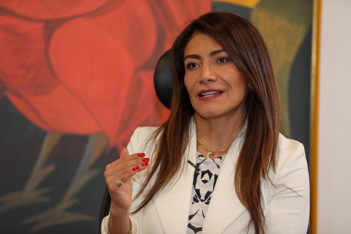 La gerente de los Segmentos Empresas y Pymes del Banco Pichincha, Marcia Díaz, habla durante una entrevista con EFE en Quito (Ecuador). EFE/ José Jácome